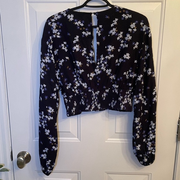 Dynamite Long-Sleeve Floral Cropped Blouse - Picture 4 of 8